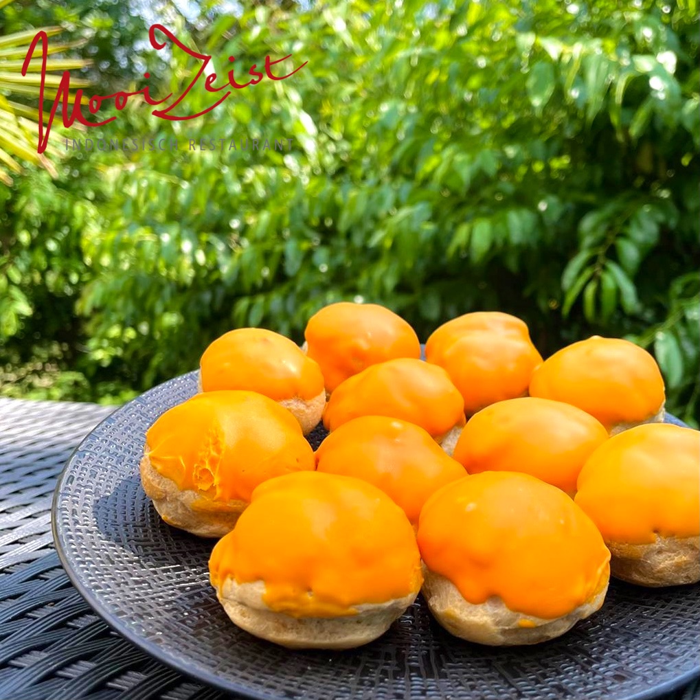 Oranje soesjes van het huis